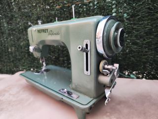 Maquina de coser Refrey.