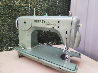 Maquina de coser Refrey.