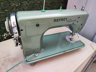 Maquina de coser Refrey.