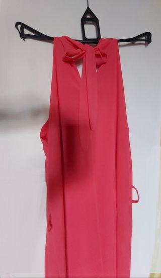 Vestido comprido coral, com adorno em missangas