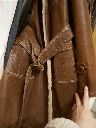 Belíssimo casaco comprido em cabedal e pêlo