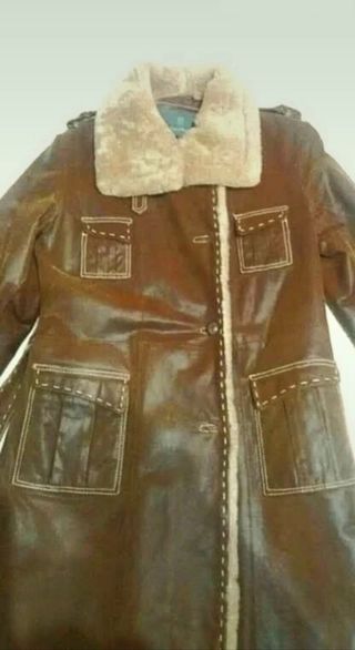 Belíssimo casaco comprido em cabedal e pêlo