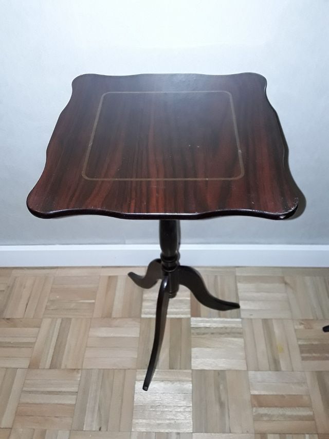 Dos mesitas auxiliares de madera