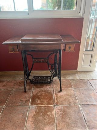 Maquina de coser ALFA antigua.