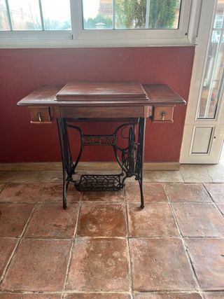 Maquina de coser ALFA antigua.