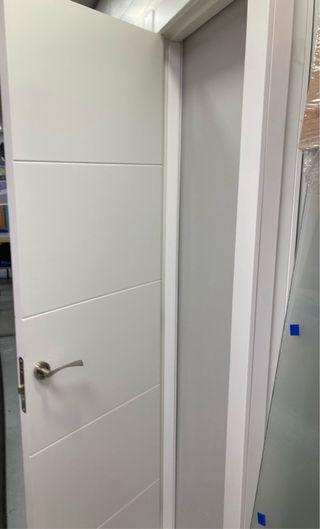 PUERTA COMPLETA MACIZA LACADA BLANCO MADERA 67CM