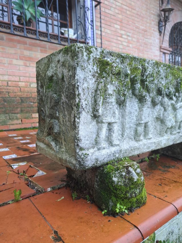 Maceta vintage hormigon tallada