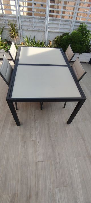 Mesa con sillones de exterior 