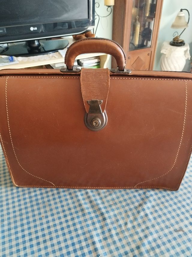 maletín de cuero , 15€