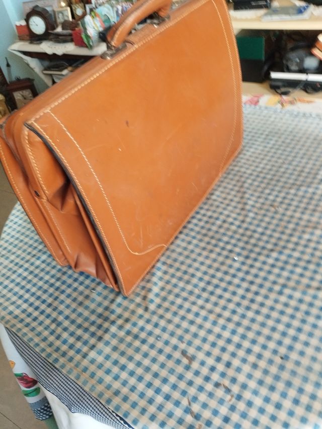 maletín de cuero , 15€