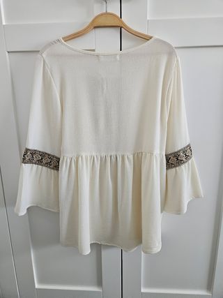 Blusa blanca con detalles en negro
