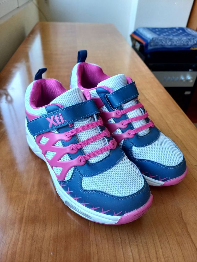 Zapatillas con ruedas XTI n° 37
