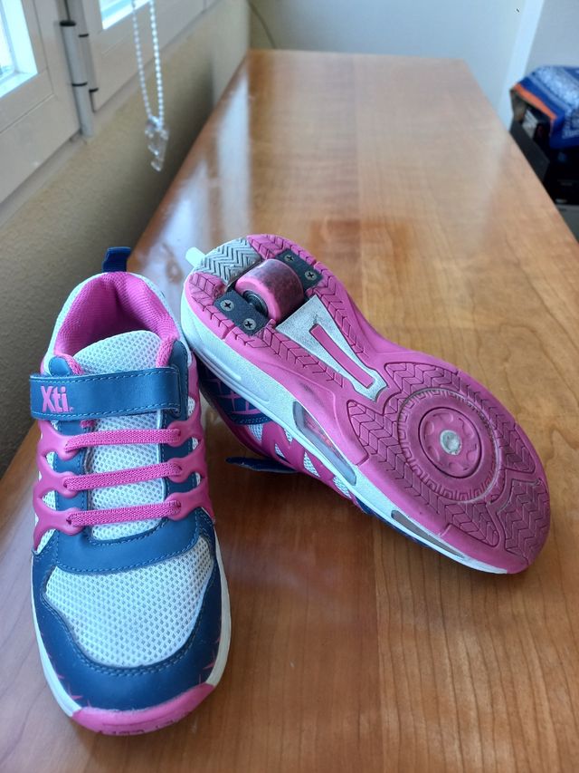 Zapatillas con ruedas XTI n° 37