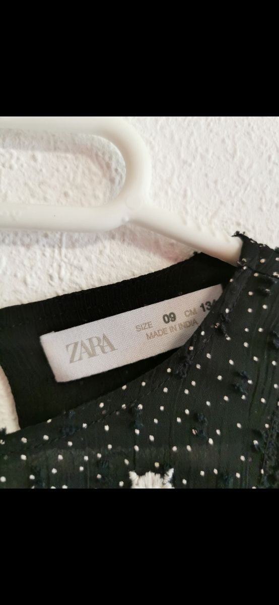 Vestido de niña en la talla 9 años de Zara.