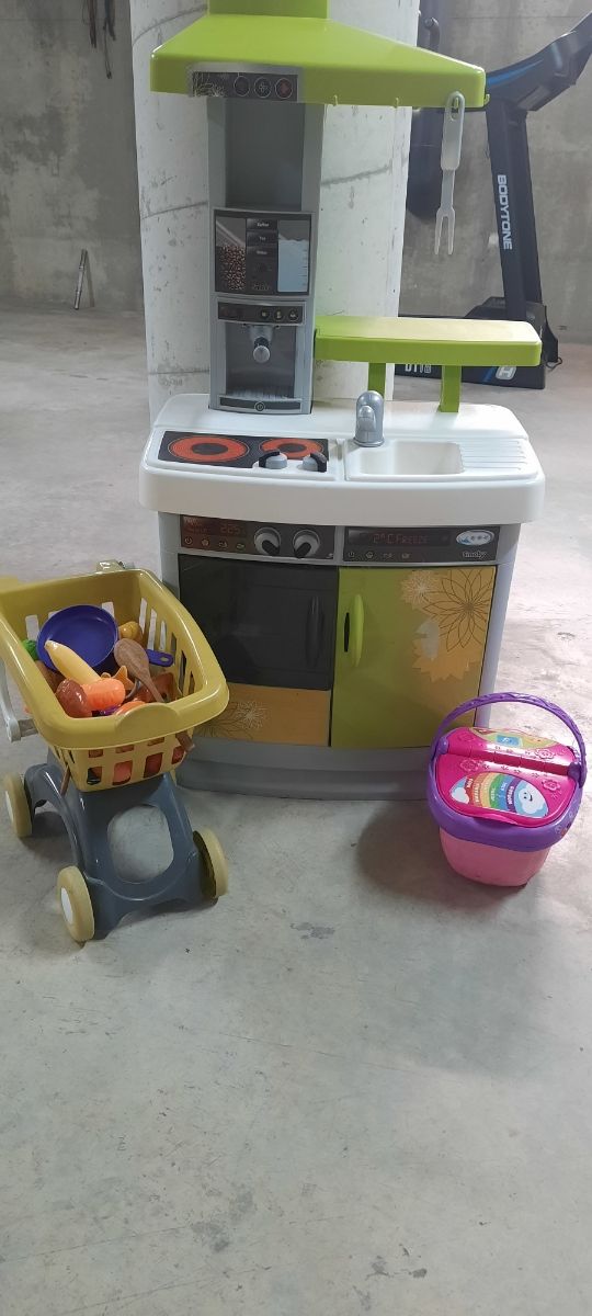 Cocinita con accesorios
