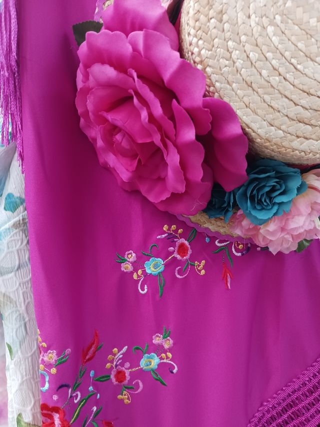 Sombrero y mantoncillo