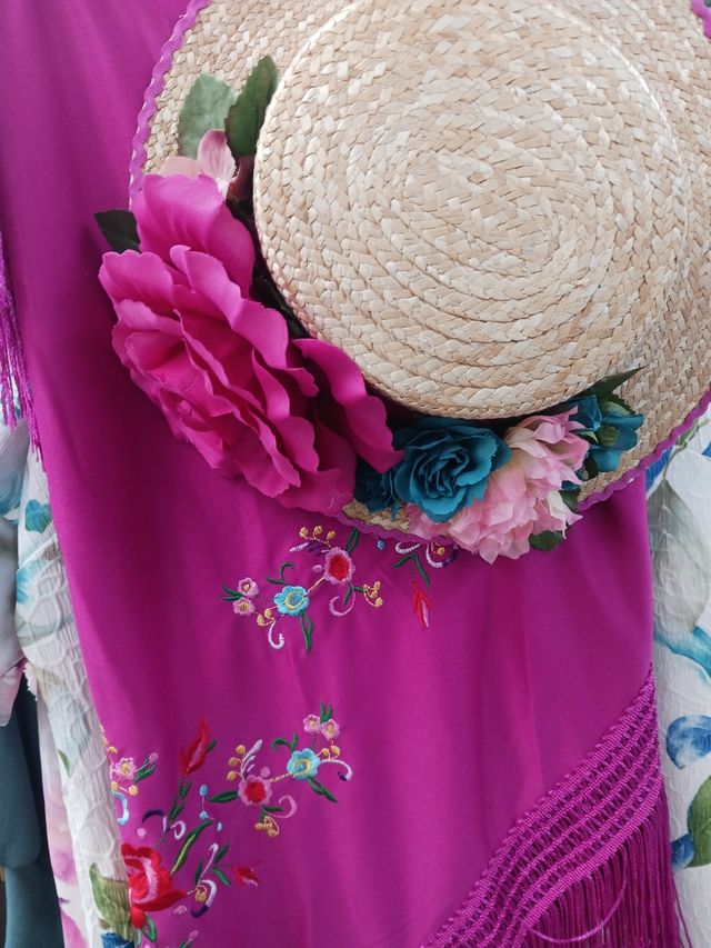 Sombrero y mantoncillo