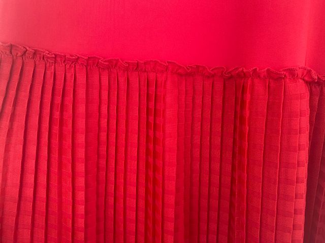 Vestido rojo de zara con FALDA tableada.