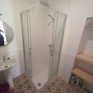 SE INSTALAN MAMPARAS DE BAÑO