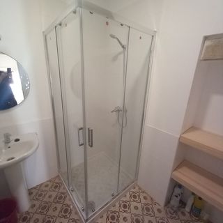 SE INSTALAN MAMPARAS DE BAÑO