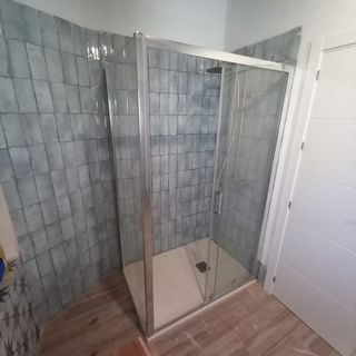 SE INSTALAN MAMPARAS DE BAÑO