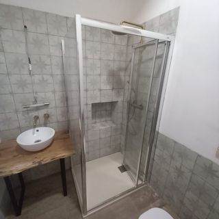 SE INSTALAN MAMPARAS DE BAÑO