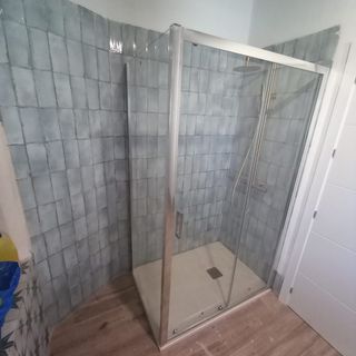SE INSTALAN MAMPARAS DE BAÑO