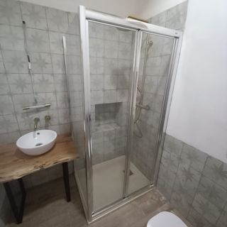 SE INSTALAN MAMPARAS DE BAÑO