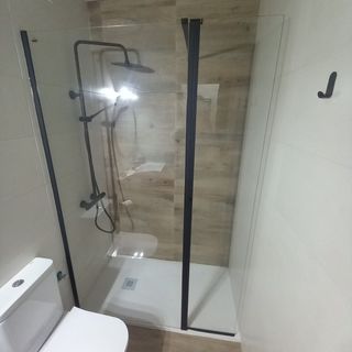 SE INSTALAN MAMPARAS DE BAÑO