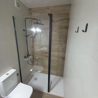 SE INSTALAN MAMPARAS DE BAÑO