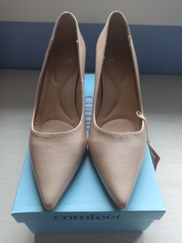 Zapatos de tacón con etiquetas color rosa palo