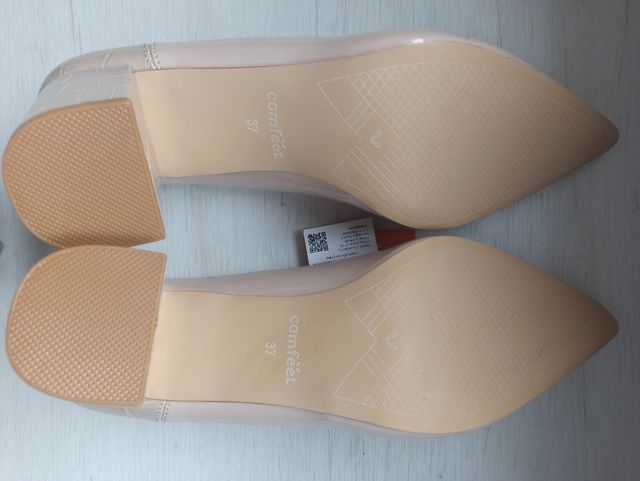 Zapatos de tacón con etiquetas color rosa palo