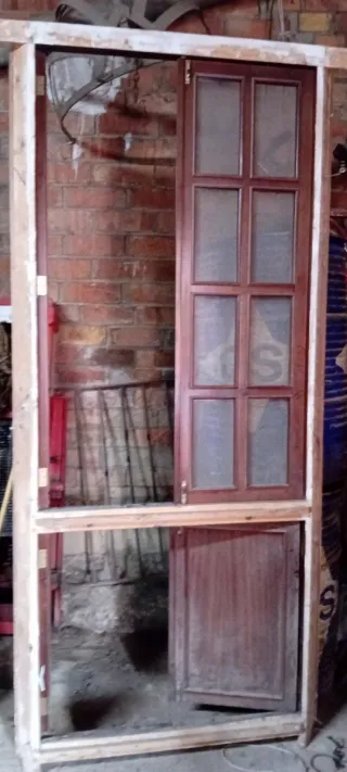 Armario rinconero de madera maziza