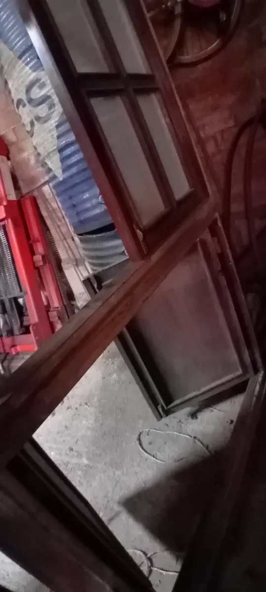 Armario rinconero de madera maziza