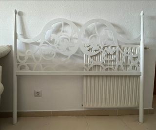 Cabecero blanco. 