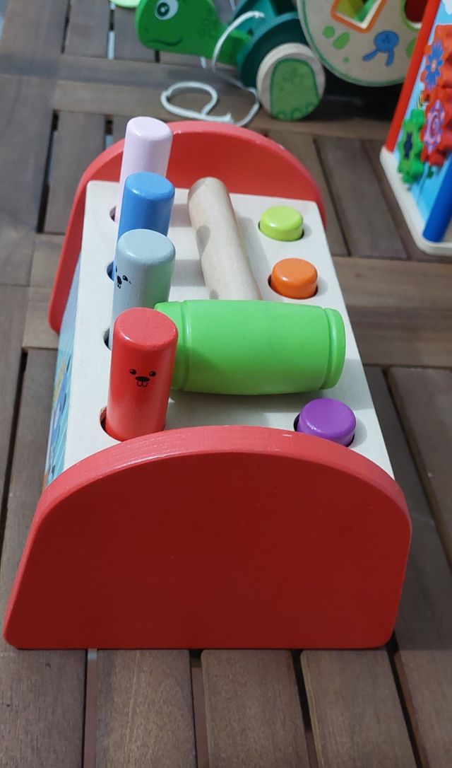 Juegue de madera. Banco con martillo.