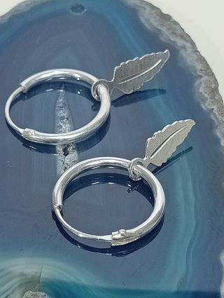 Pendientes aro pluma plata de ley.