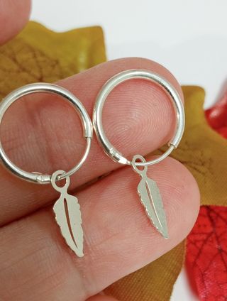 Pendientes aro pluma plata de ley.