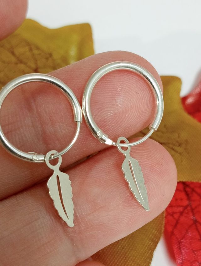Pendientes aro pluma plata de ley.