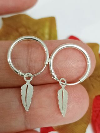 Pendientes aro pluma plata de ley.