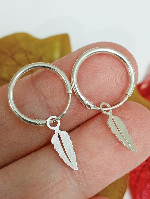 Pendientes aro pluma plata de ley.