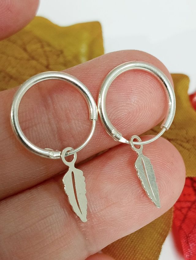 Pendientes aro pluma plata de ley.