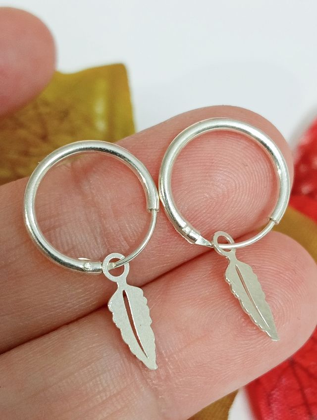 Pendientes aro pluma plata de ley.