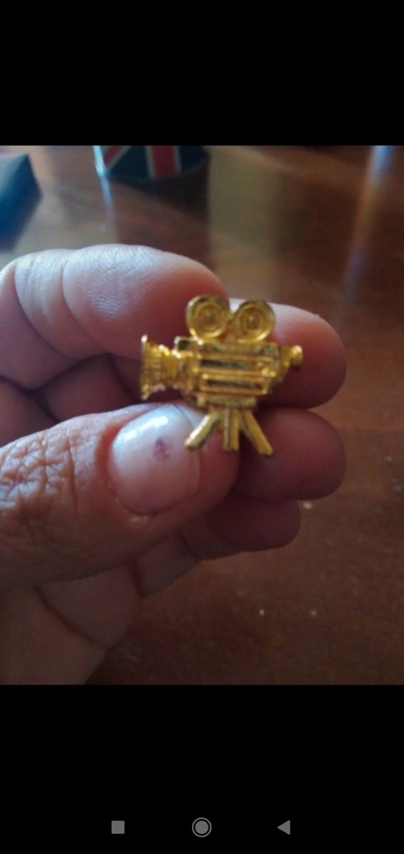 Spilla a forma di cinepresa