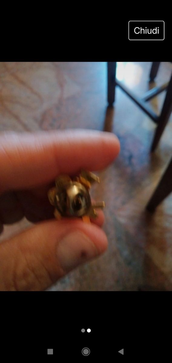 Spilla a forma di cinepresa