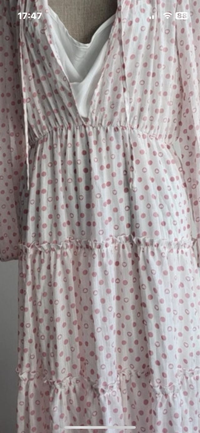 Vestido largo de topos rosa y volantes