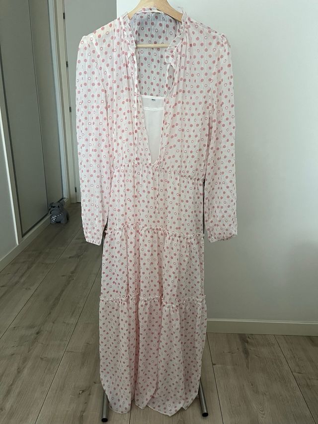 Vestido largo de topos rosa y volantes