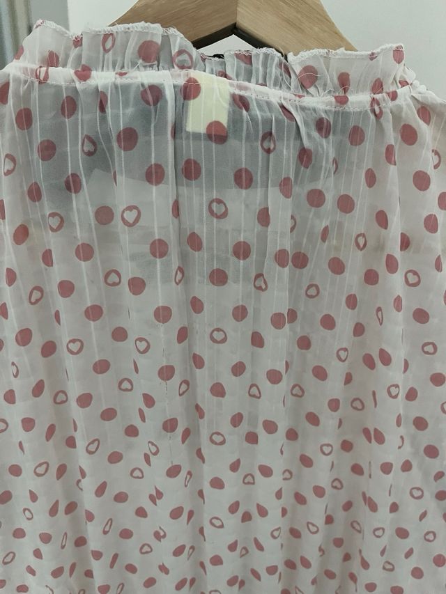 Vestido largo de topos rosa y volantes