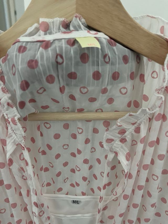 Vestido largo de topos rosa y volantes