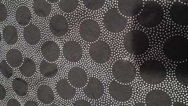 Pashmina quadrata a pois neri 